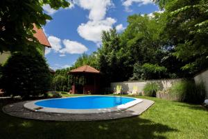 巴拉顿菲兹弗Holiday home in Balatonfűzfo 35646的一座房子的院子内的游泳池