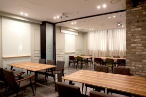 华城市S Stay Hotel Dongtan的一间会议室,配有木桌和椅子