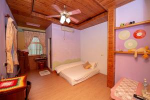 Pinghe东华八号民宿 的一间卧室配有一张床和吊扇