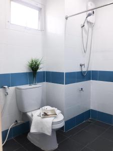 暖武里府โรงแรม เดอะริช ราชพฤกษ์ โฮเทล แอนด์ เรสซิเดนซ์的一间带卫生间和淋浴的浴室