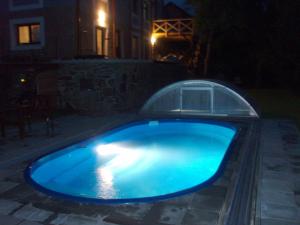 班斯卡 - 什佳夫尼察特瑞班索姆旅馆的夜晚在院子里的一个蓝色游泳池