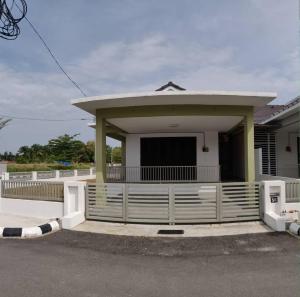 甲抛峇底AZ Homestay Bertam Perdana With Free Wifi的前面有白色围栏的房子