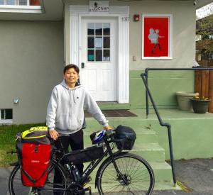 安克雷奇Base Camp Anchorage Hostel的站在自行车前的人