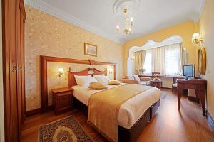伊斯坦布尔阿扎德酒店的一间卧室配有一张大床和一张书桌