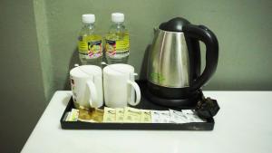 珍南海滩朗古拉男爵度假村的一个带茶壶和2瓶水的托盘