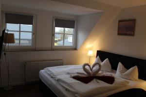 托斯恩斯奥尔登堡庭院酒店的一间卧室,配有一张床,床上有一个弓