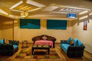 开罗Jamila Apartment For Families的客厅配有两张沙发和一张桌子