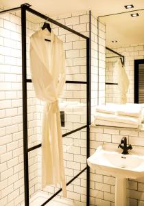 埃文河畔斯特拉特福Baraset Barn Hotel的一间带水槽和衣架的浴室
