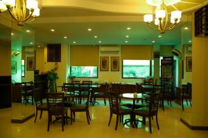 卡拉奇Sunset Suites的餐厅内带桌椅的用餐室
