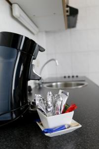 法尔肯堡Appartementen Valkenburg的厨房柜台配有咖啡壶和一些 ⁇ 