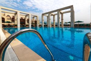 伊斯兰堡伊斯兰玛巴德塞雷纳酒店的蓝色海水大型游泳池