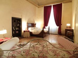 博洛尼亚Antica Casa Zucchini B&B的一间卧室配有床和红色窗帘
