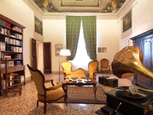 博洛尼亚Antica Casa Zucchini B&B的客厅配有家具和大窗户。
