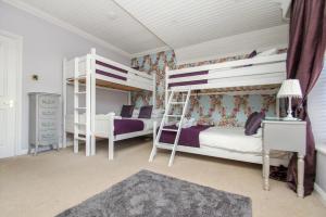 布莱顿霍夫Little Paris - Parking - by Brighton Holiday Lets的一间卧室设有两张双层床和梯子