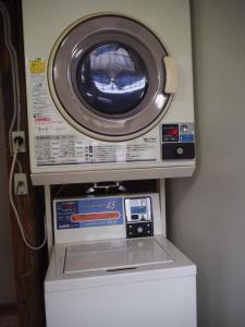 长野Guesthouse Matsushiro Walkers的洗衣机上配有电视