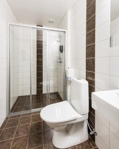 约尔珀兰约尔珀兰维克莱特酒店的一间带卫生间和玻璃淋浴间的浴室