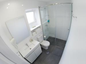波尔图Casa d'Avó的白色的浴室设有卫生间和淋浴。
