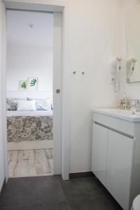 波尔图Casa d'Avó的白色的浴室设有水槽和卫生间。