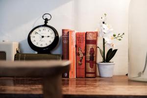 OdihamBel and The Dragon-Odiham的一组书籍和一张桌子上的钟