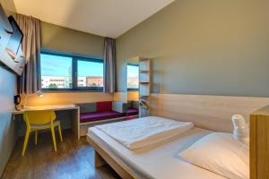 梅尼奈格尔酒店柏林机场店客房内的一张或多张床位