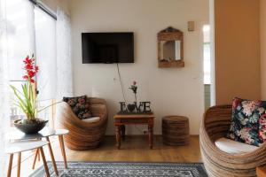 博尔加内斯The apartment - Öbbuhús的客厅配有2把椅子和平面电视