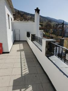 卡皮雷拉Apartamento Ruta de las Nieves的白色房屋的阳台享有风景。