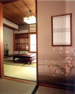 伊东Hinodeya的客房享有带桌子的房间的景致。