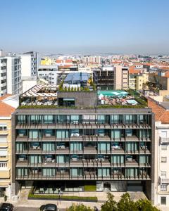 里斯本里斯本公园勒克斯酒店的城市中带绿色屋顶的公寓楼