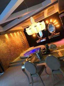 波兹南Hotel Ramka & Restaurant & Wine Bar的一间设有两把椅子、一张桌子和一面镜子的房间