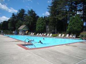东斯特劳兹堡Pocono Mountain Villas by Exploria Resorts的一群人在游泳池游泳