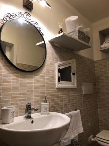 卡斯泰拉内塔Il Pendio的一间带水槽和镜子的浴室