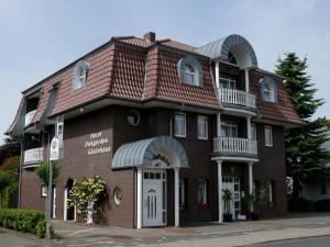 克洛彭堡Hotel Diekgerdes, Komfortzimmer的红砖建筑,有红色屋顶