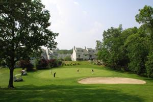 东斯特劳兹堡Pocono Mountain Villas by Exploria Resorts的一群人在绿色的环境中打高尔夫球