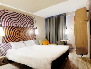 阿帕尔塔多ibis Apartado的酒店客房带一张大床和一把椅子
