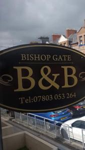伦敦德里bishop gate bnb的大楼内一个巴士站咖啡厅的标志