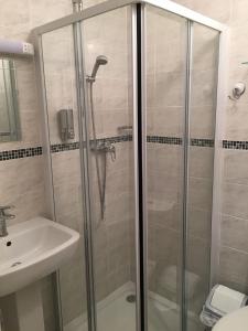 滨海韦斯顿贝拉维斯塔酒店的带淋浴和盥洗盆的浴室