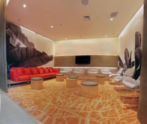 阿帕尔塔多ibis Apartado的客厅配有红色沙发和平面电视
