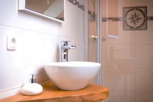 汉堡汉堡古老国度假日公寓的木制柜台上带白色水槽的浴室