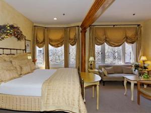 索萨利托索萨利托酒店的一间带大床的卧室和一间客厅