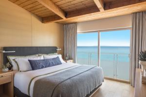 马里布马里布海滩旅馆的一间卧室设有一张大床和一个大窗户