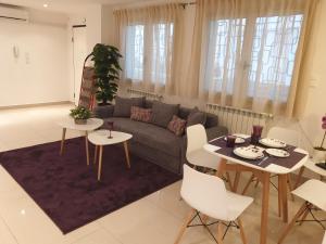 阿尔及尔Appartement Djenane El Malik Hydra的客厅配有沙发和桌椅