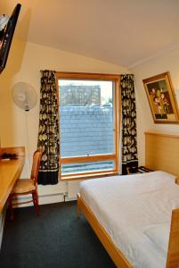 伦敦伦敦维森特酒店的一间卧室设有一张床和一个窗口