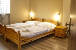 诺维萨尔多夫Pizzerie Jasany的一间卧室配有一张大木床和白色床单