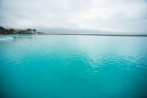 阿尔加罗沃San Alfonso Del Mar Apartment的一大片蓝色的海水,背景是海洋