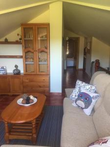贡多马尔卡萨罗克度假屋的客厅配有沙发和桌子