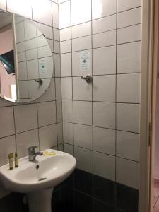 哈尔基斯 克奇肯酒店的白色的浴室设有水槽和镜子