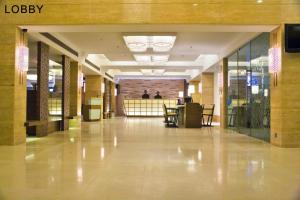 加尔各答索奈特酒店的大楼里空的走廊,有背景的人