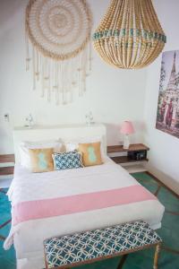 吉利阿尔日出度假村的一间卧室配有一张床和一个吊灯