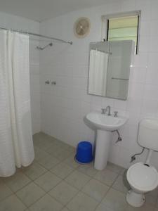 科科波Taklam Lodge And Tours的一间带水槽、卫生间和镜子的浴室