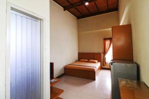 贝克西Bedur Homestay Syariah的一间小卧室,配有床和窗户